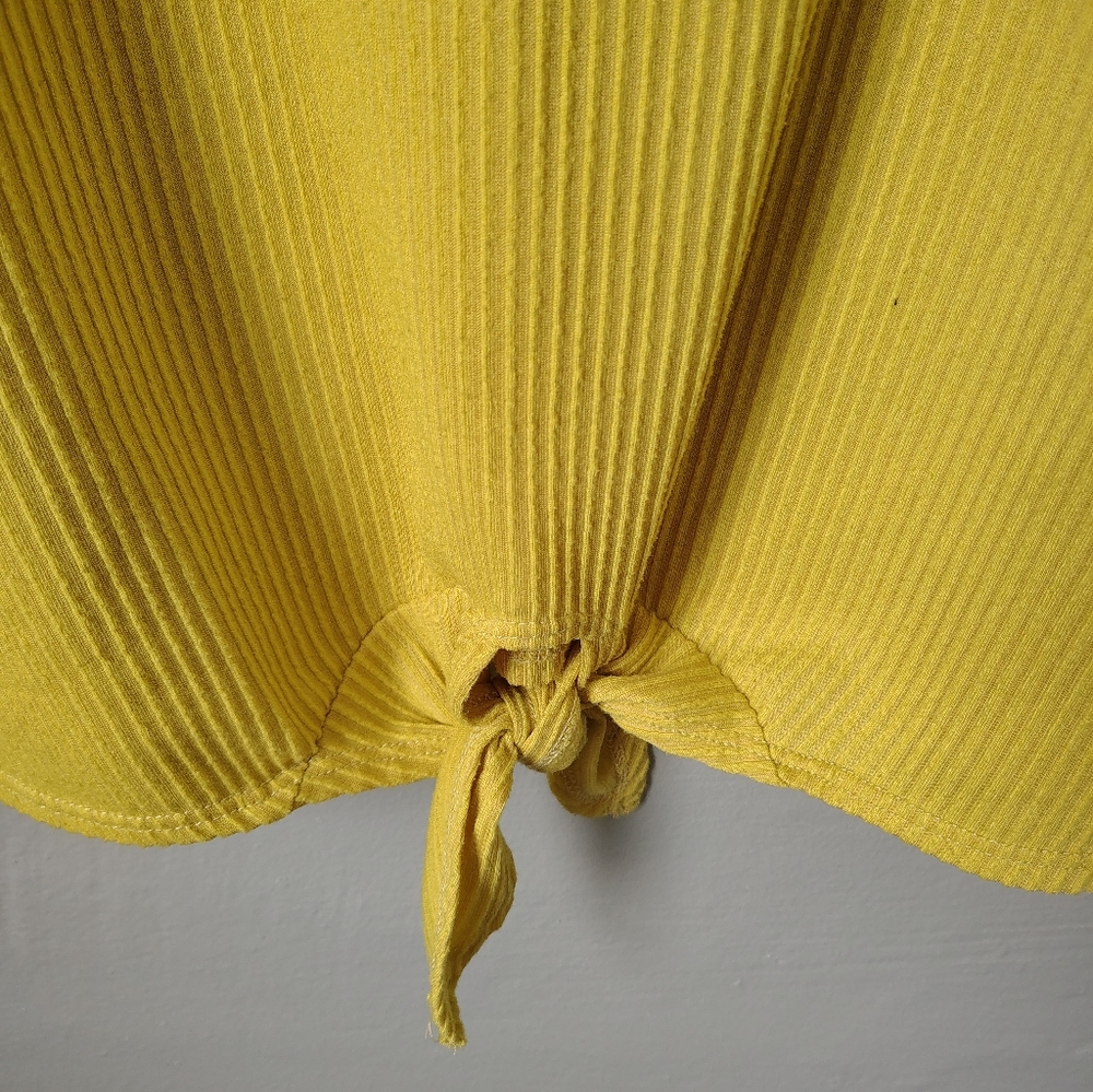 Set The Stage Women's Medium Yellow Tie Ribbed Short-sleeve Blouse - Picture 2 of 11